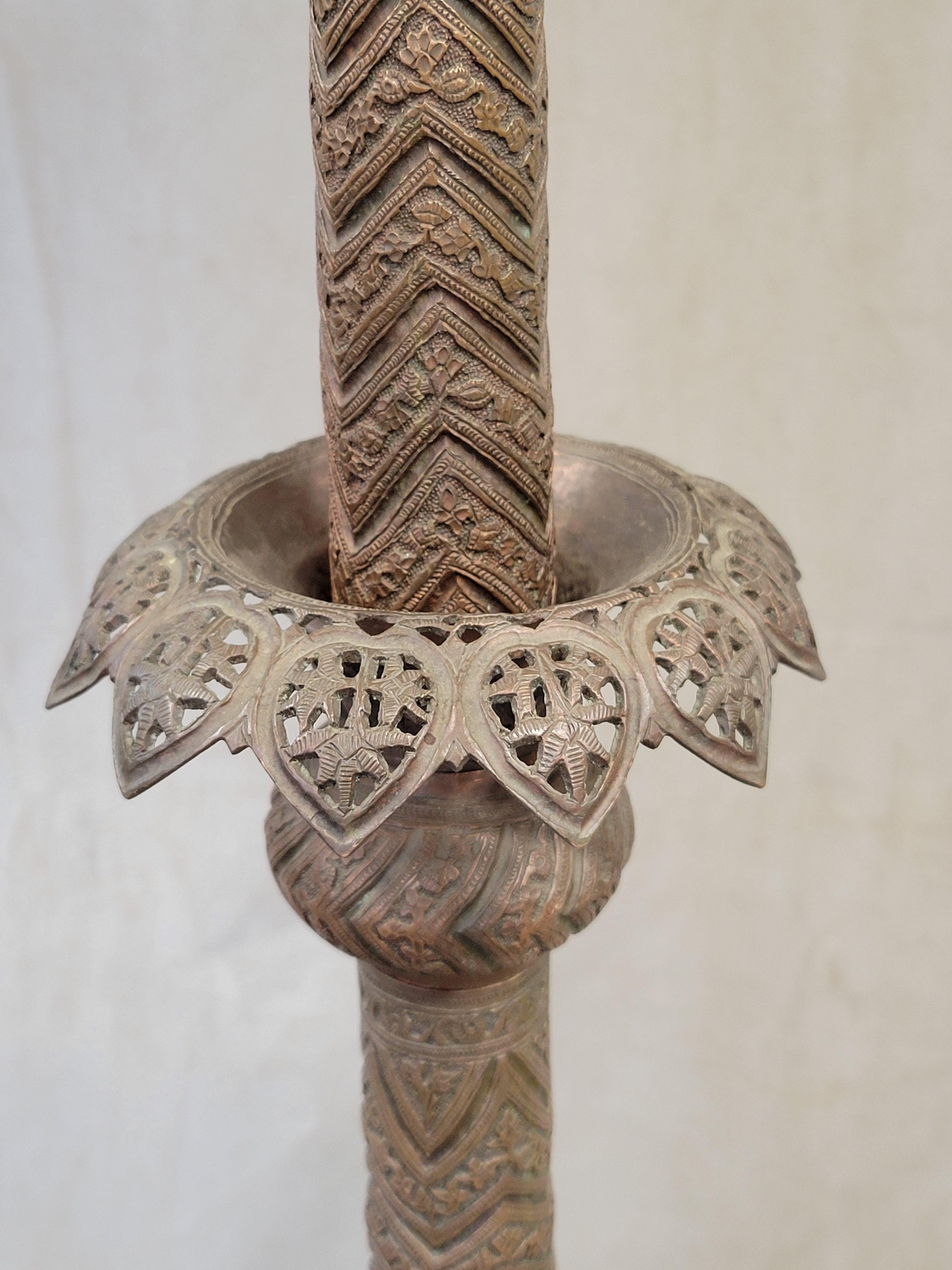 Antique lampadaire torchère marocain du Moyen-Orient en cuivre incisé mauresque 1