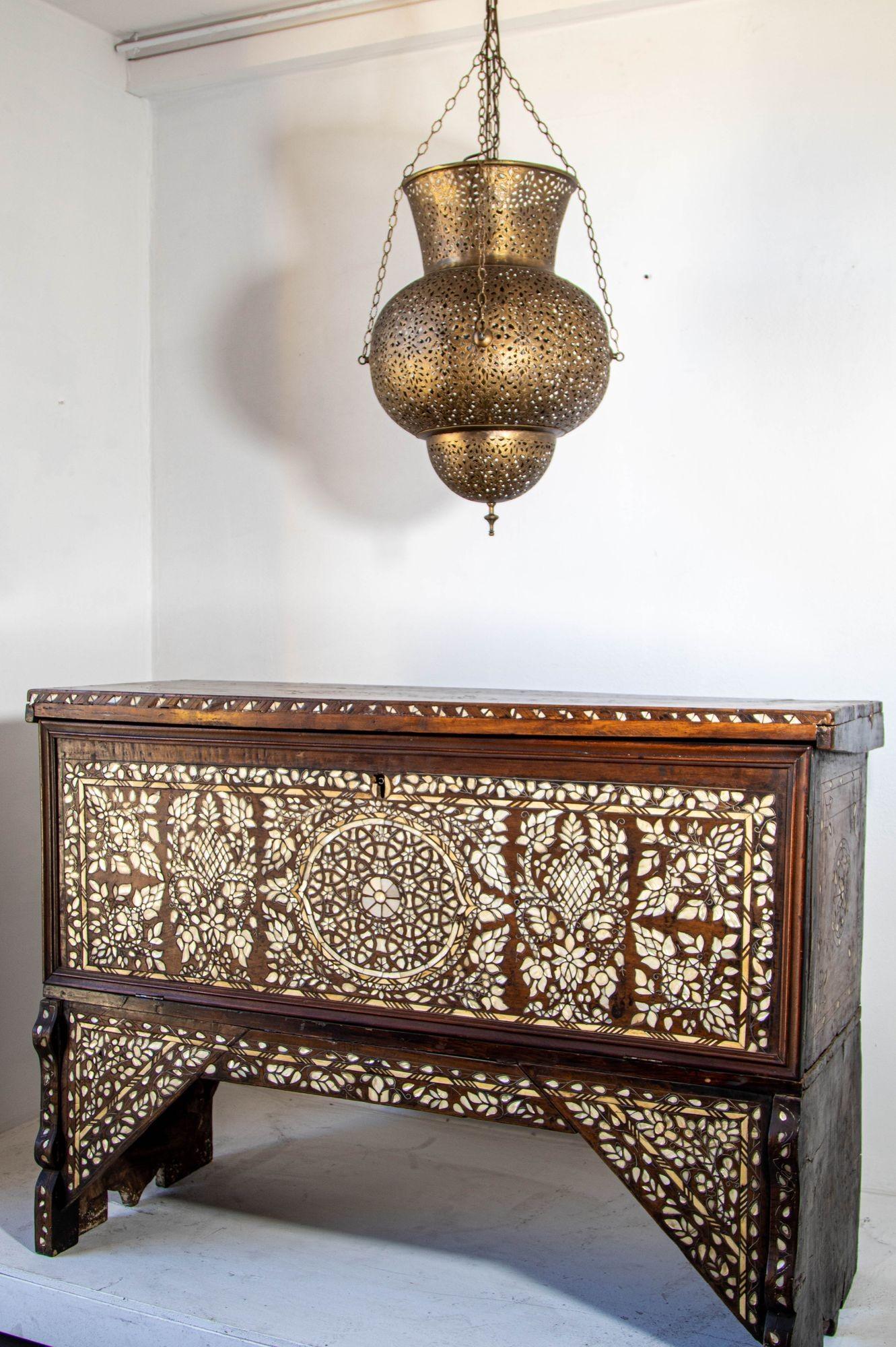 Antique Middle Eastern Mother of Pearl Inlay Dowry Trunk 19th C. in vendita 3