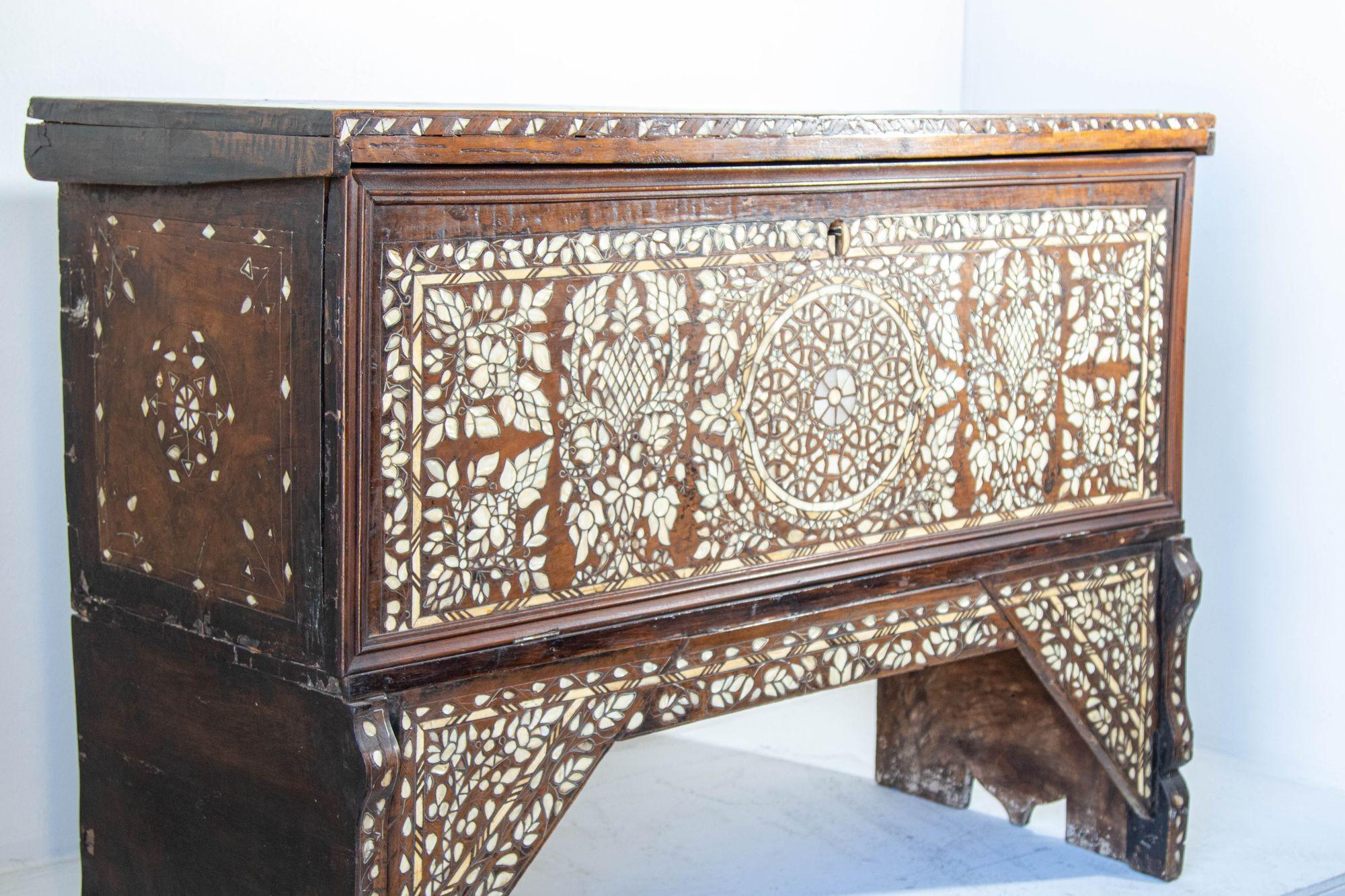 Antique Middle Eastern Mother of Pearl Inlay Dowry Trunk 19th C. in vendita 4