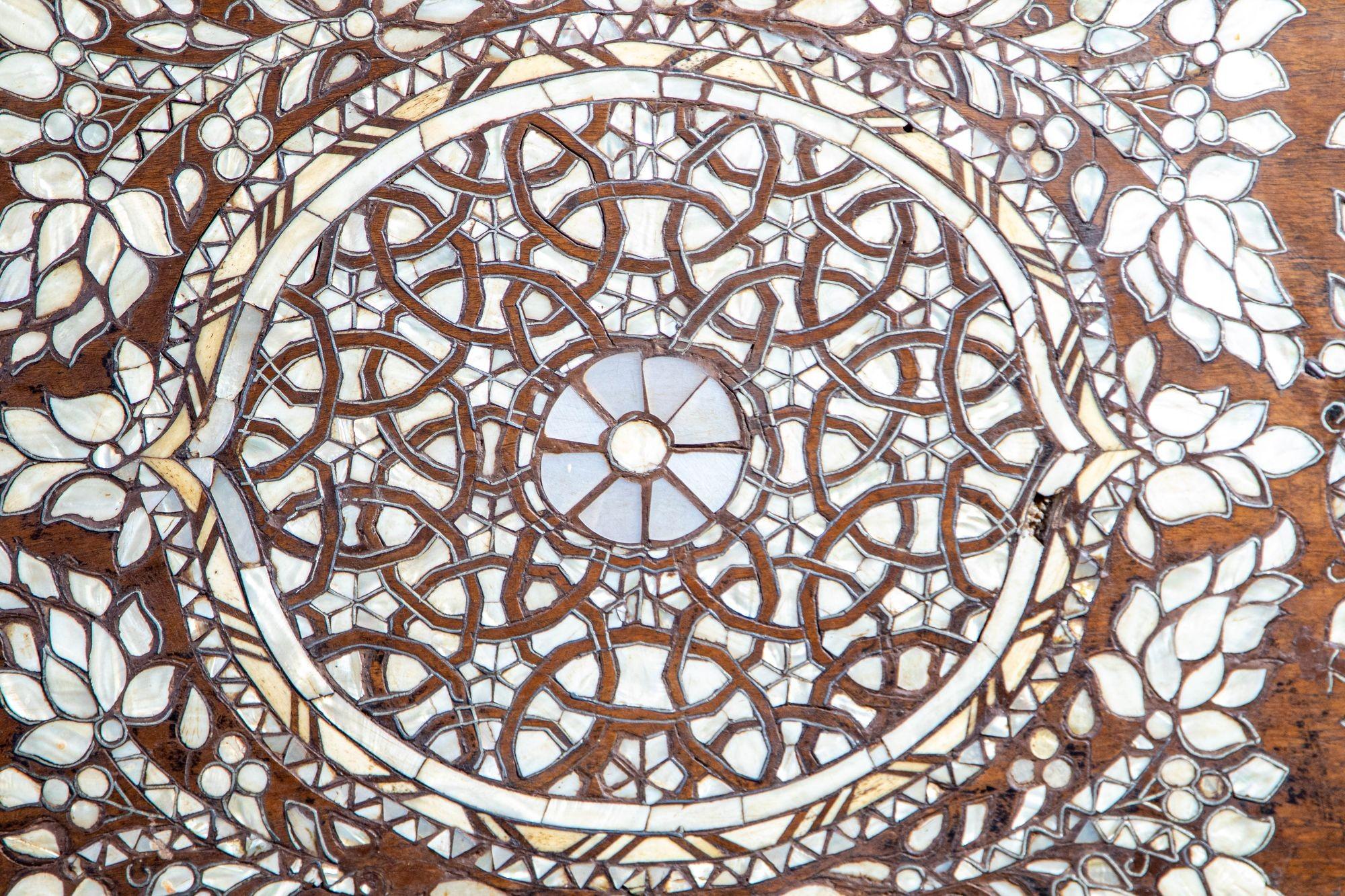 Antique Middle Eastern Mother of Pearl Inlay Dowry Trunk 19th C. in vendita 5