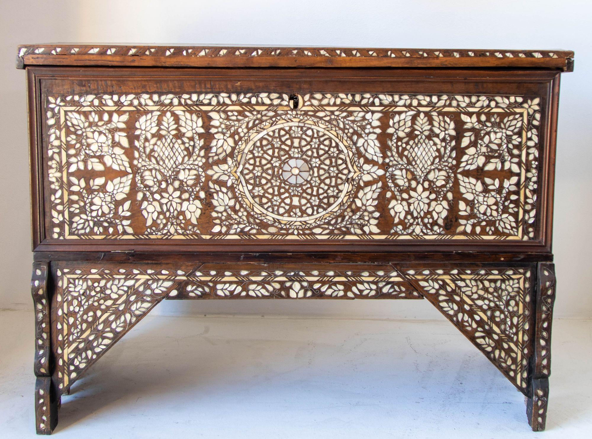 Antique Middle Eastern Mother of Pearl Inlay Dowry Trunk 19th C. in vendita 6