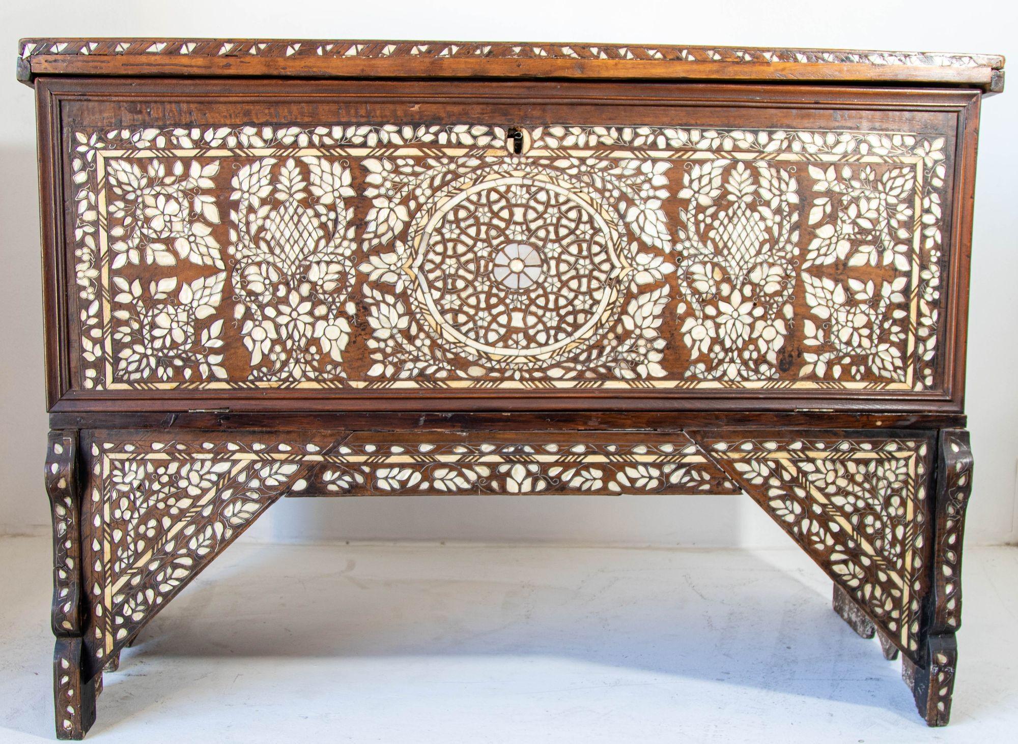 Antique Middle Eastern Mother of Pearl Inlay Dowry Trunk 19th C. in vendita 8