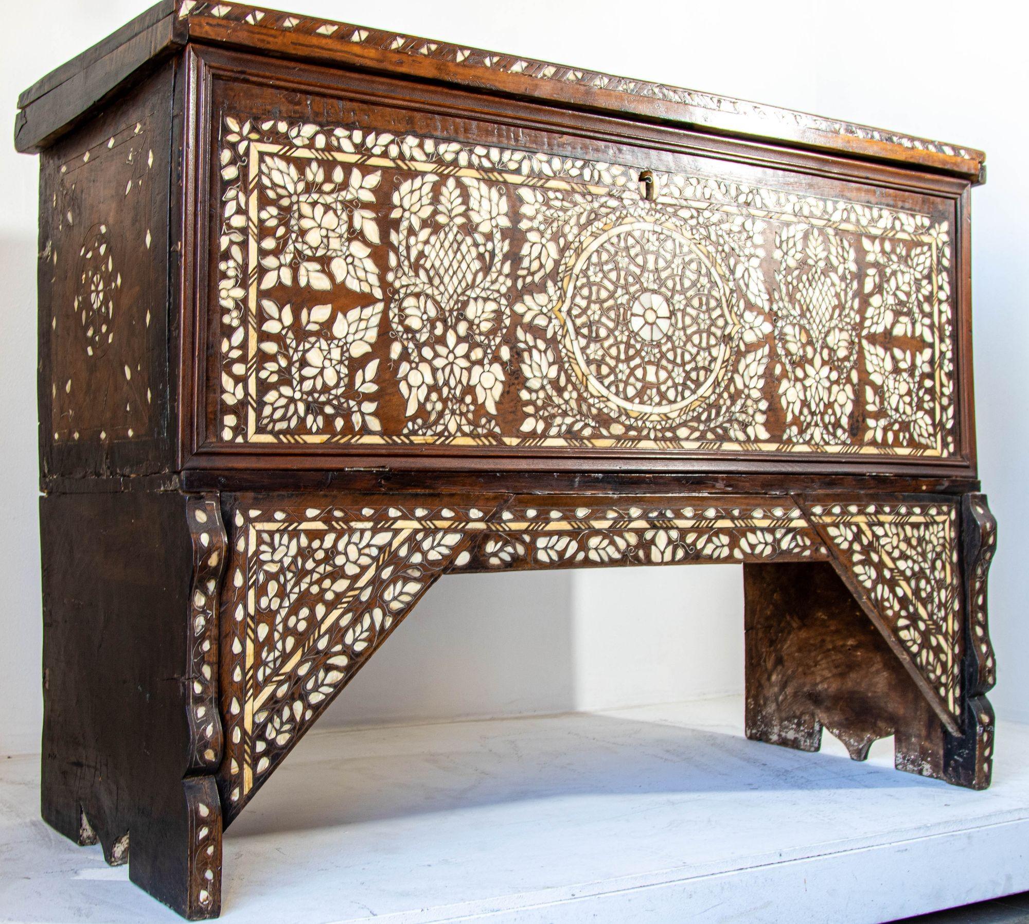 Antique Middle Eastern Mother of Pearl Inlay Dowry Trunk 19th C. in vendita 9