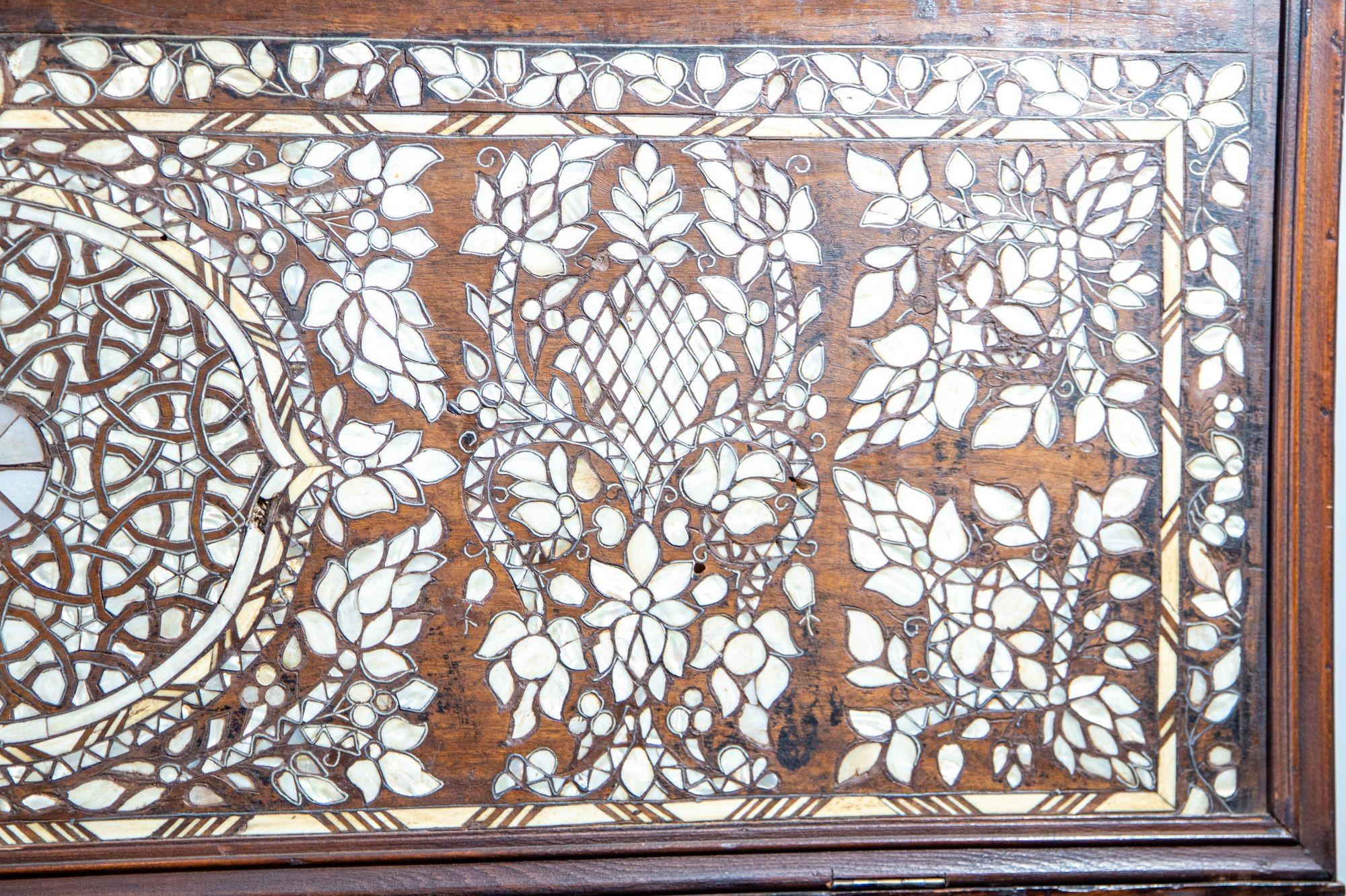 Antique Middle Eastern Mother of Pearl Inlay Dowry Trunk 19th C. in vendita 10