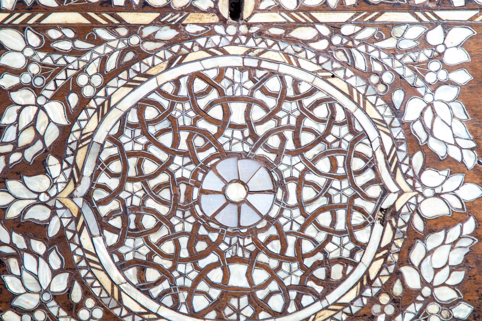 Antique Middle Eastern Mother of Pearl Inlay Dowry Trunk 19th C. in vendita 11