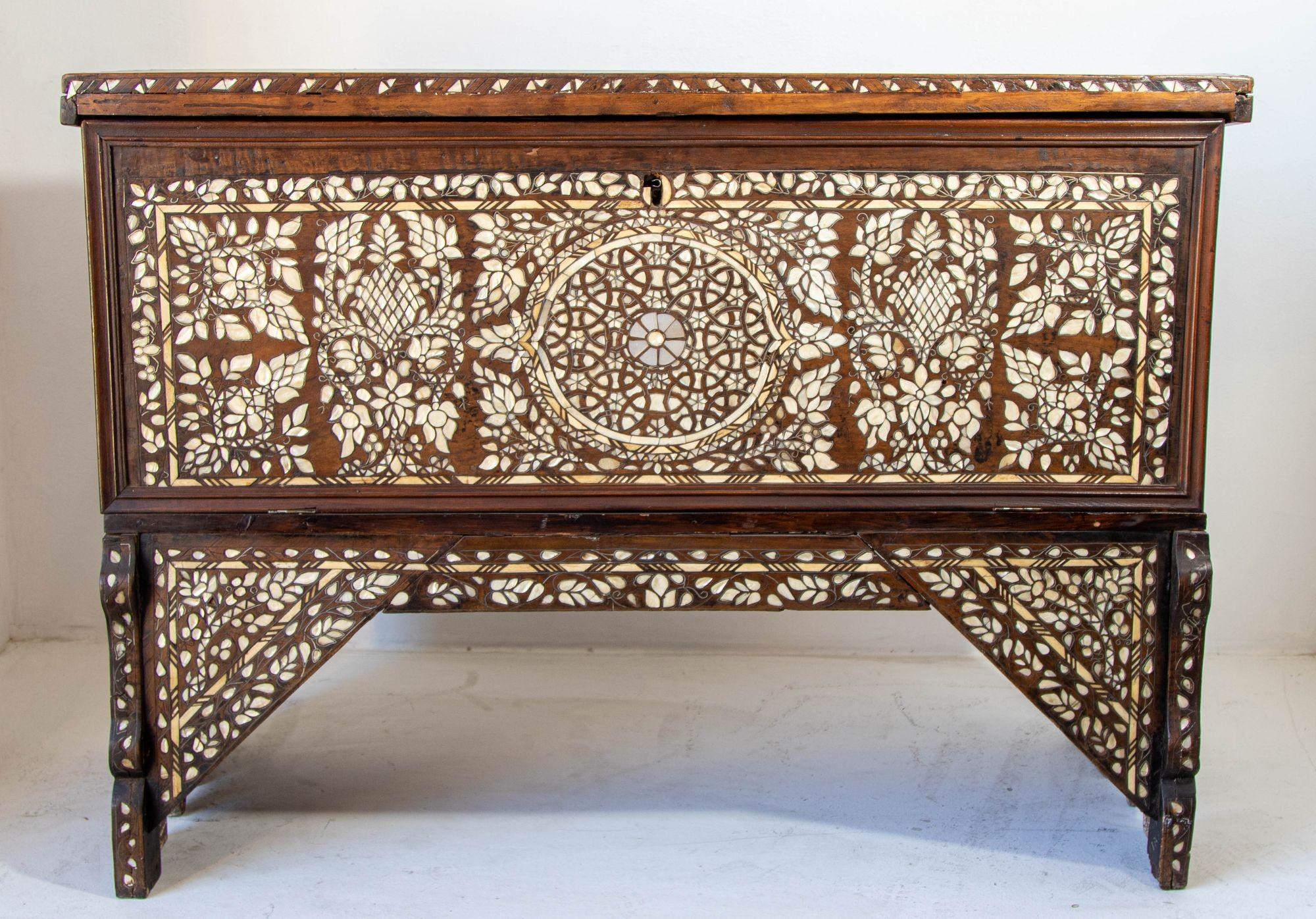 Antique Middle Eastern Mother of Pearl Inlay Dowry Trunk 19th C. in vendita 12