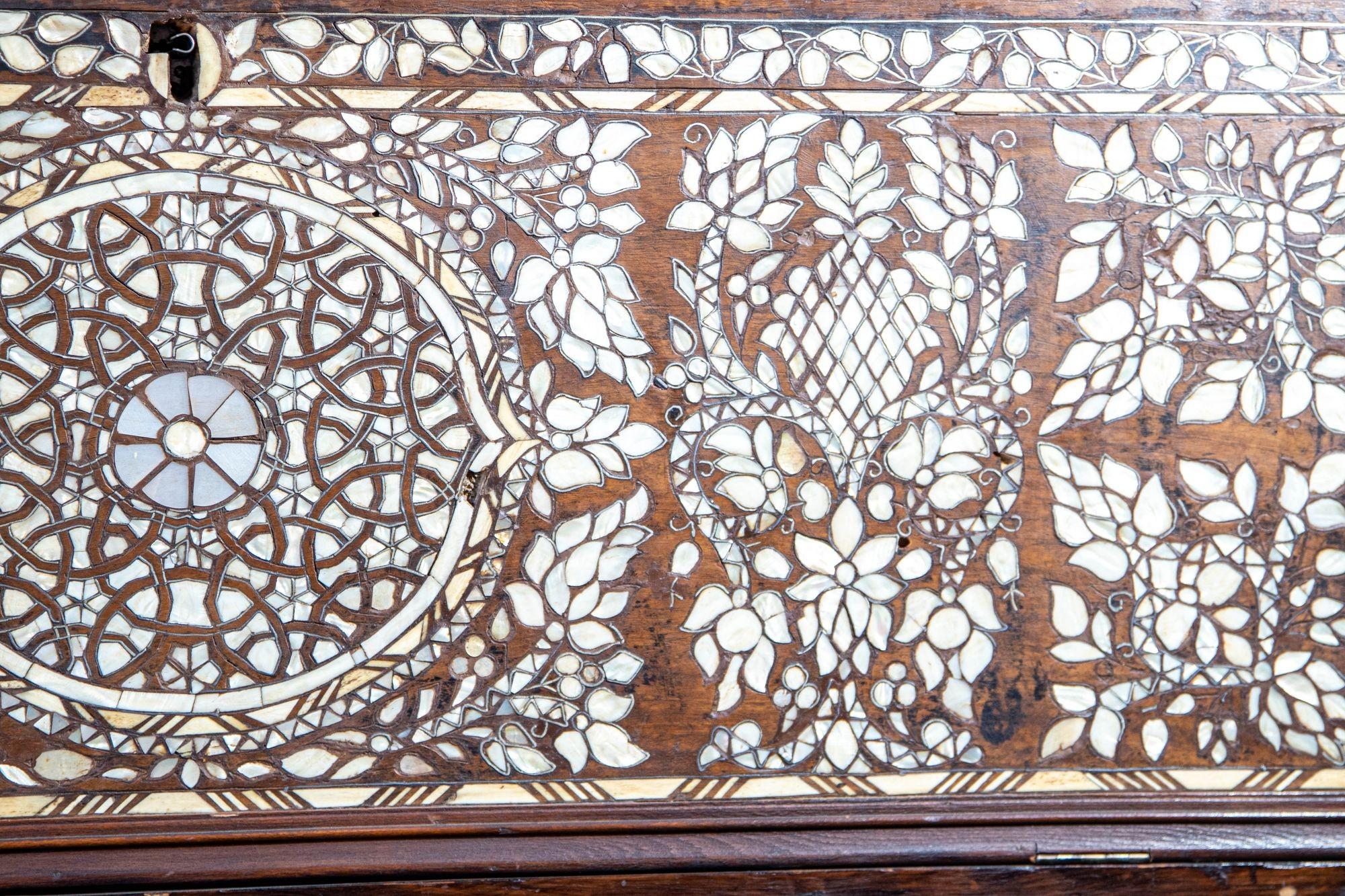 Libanese Antique Middle Eastern Mother of Pearl Inlay Dowry Trunk 19th C. in vendita