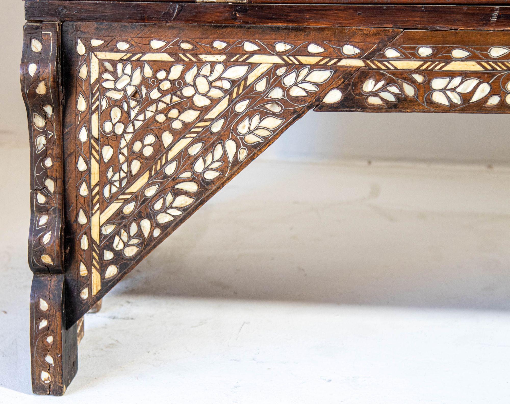 Intagliato a mano Antique Middle Eastern Mother of Pearl Inlay Dowry Trunk 19th C. in vendita