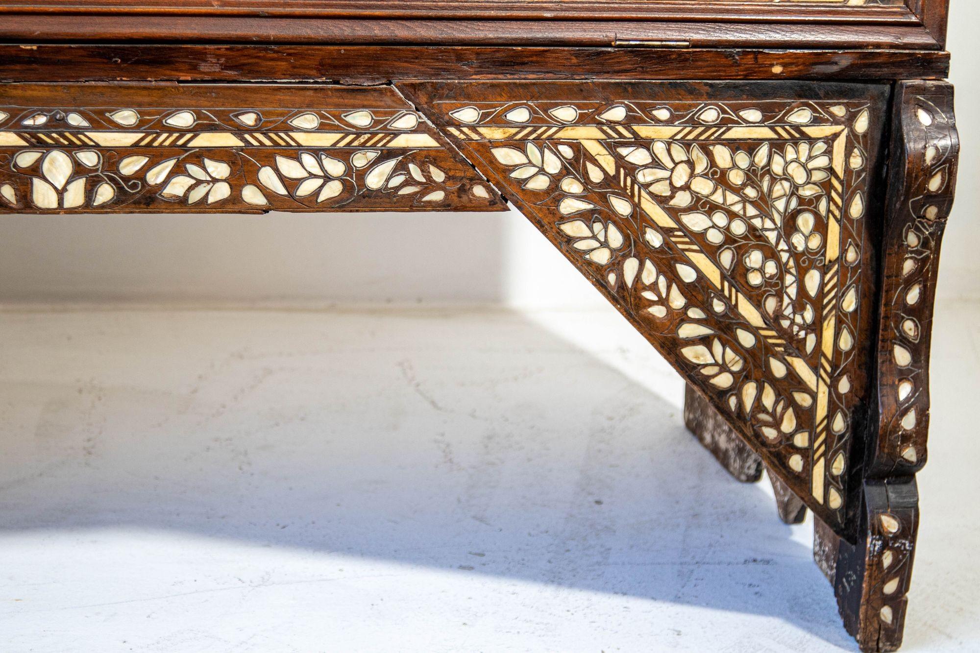 Antique Middle Eastern Mother of Pearl Inlay Dowry Trunk 19th C. In condizioni discrete in vendita a Moreno Valley, CA