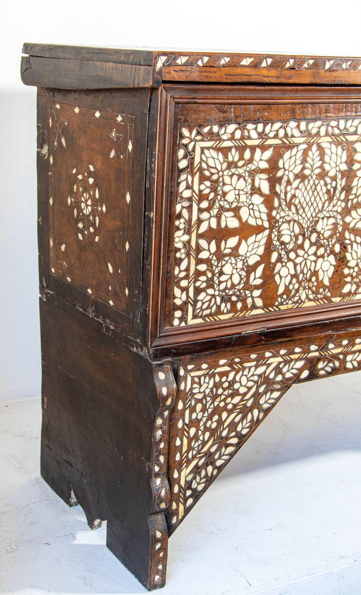 XIX secolo Antique Middle Eastern Mother of Pearl Inlay Dowry Trunk 19th C. in vendita