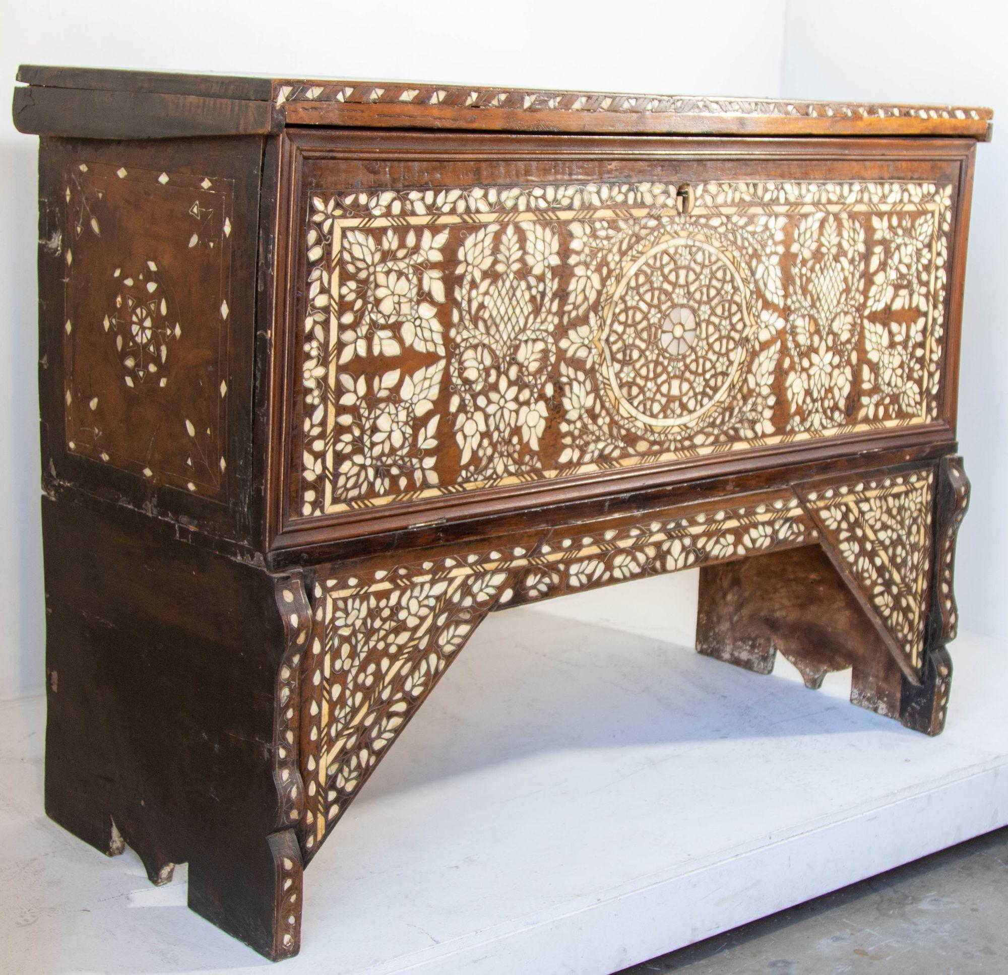 Madreperla Antique Middle Eastern Mother of Pearl Inlay Dowry Trunk 19th C. in vendita