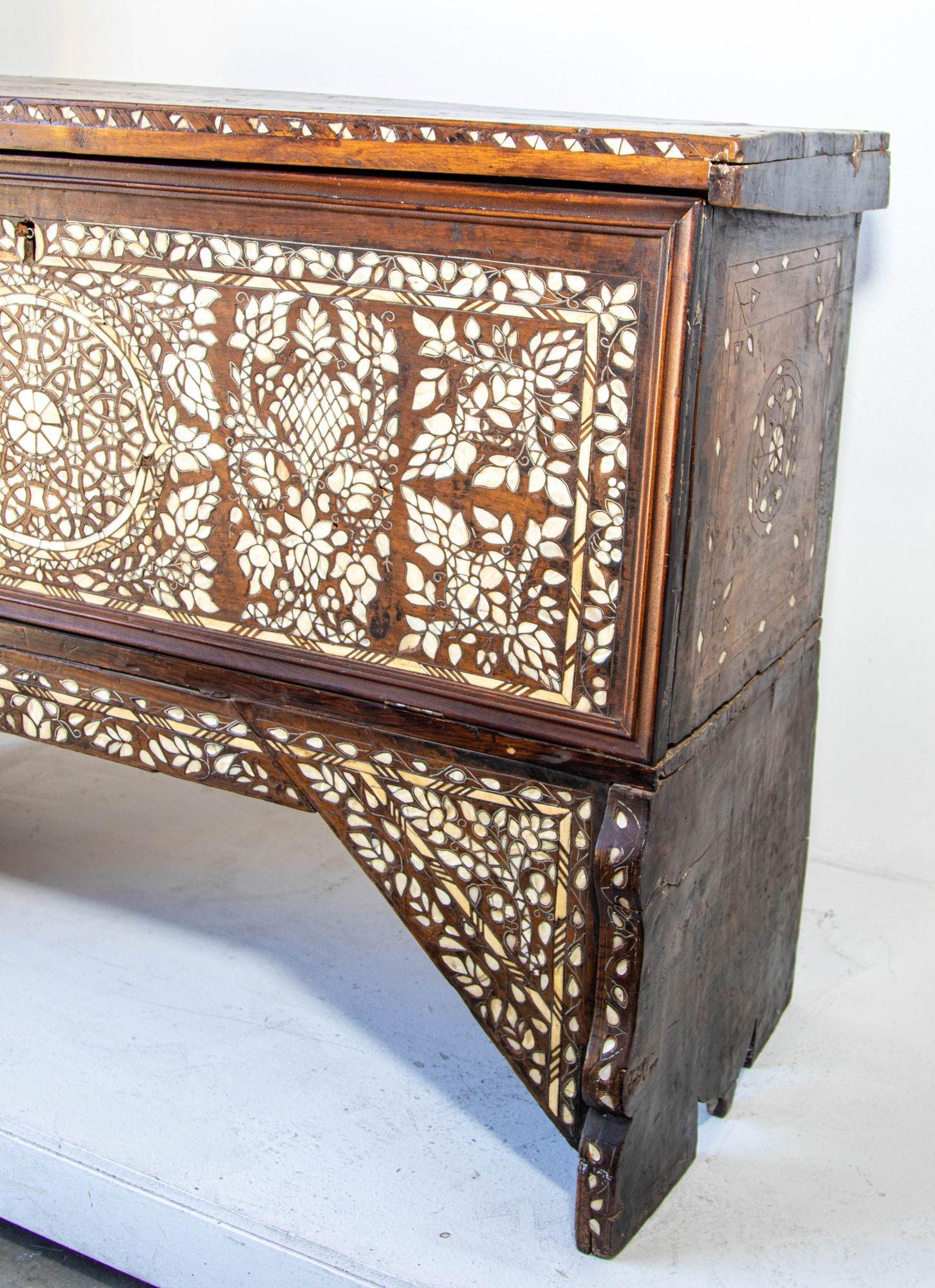 Antique Middle Eastern Mother of Pearl Inlay Dowry Trunk 19th C. in vendita 1