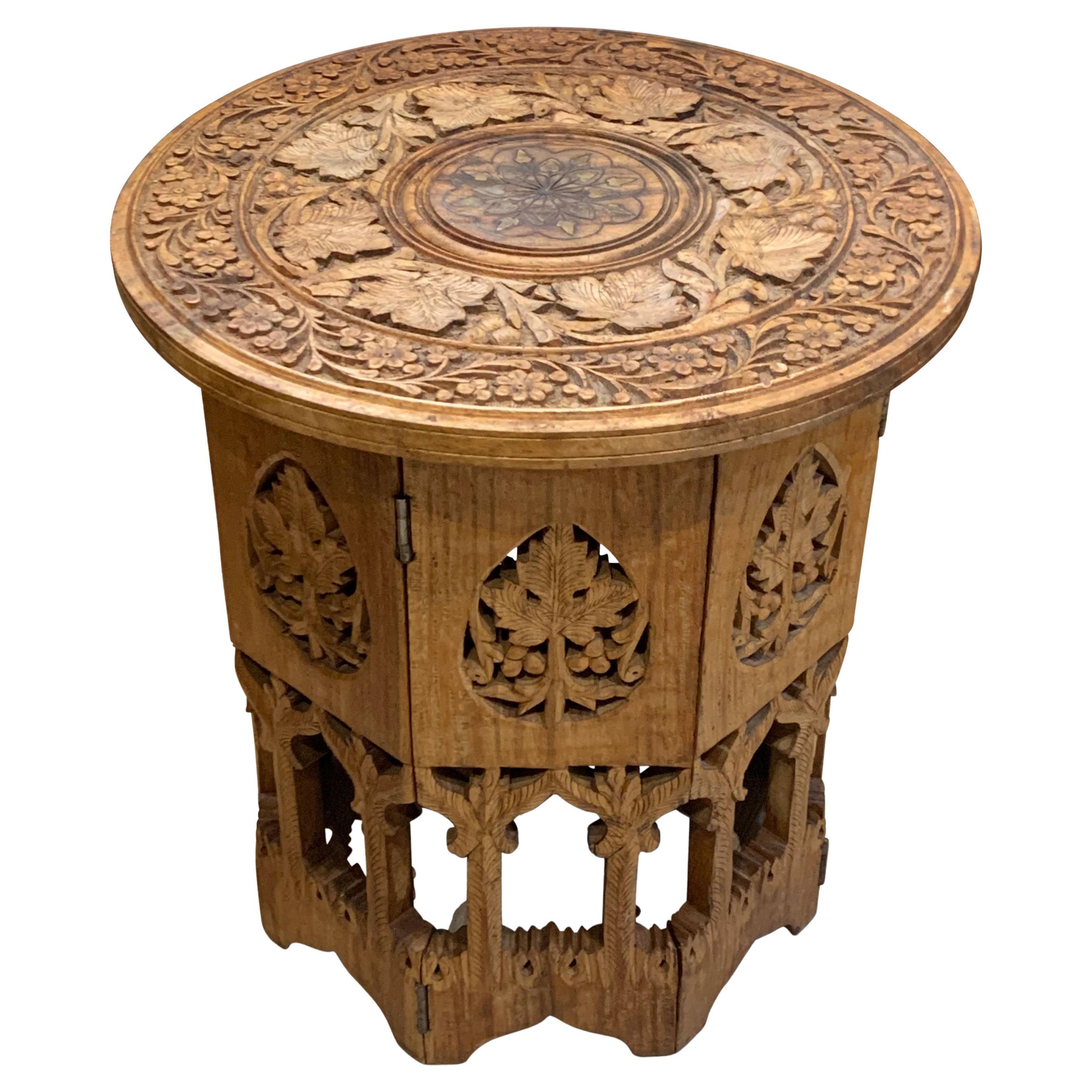 Ancienne table octogonale sculptée du Moyen-Orient avec incrustation en laiton
