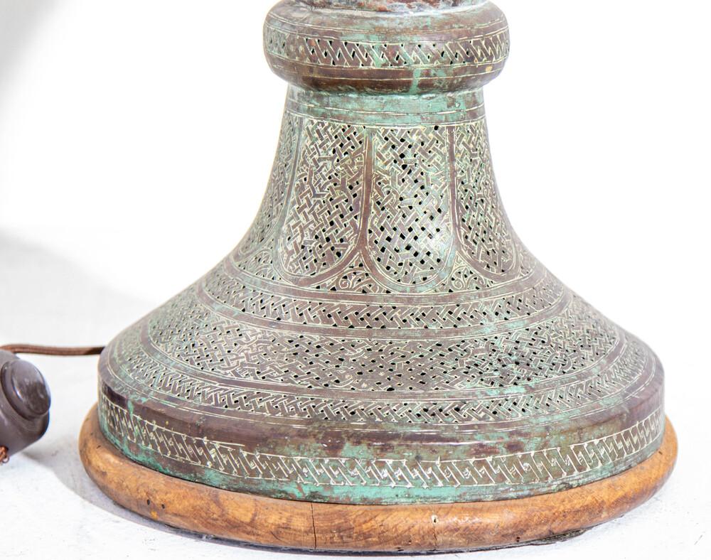 XIXe siècle Lampadaire moghol islamique du Moyen-Orient ancien en laiton 19ème siècle en vente