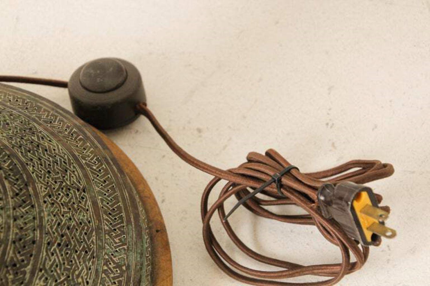 Laiton Lampadaire moghol islamique du Moyen-Orient ancien en laiton 19ème siècle en vente