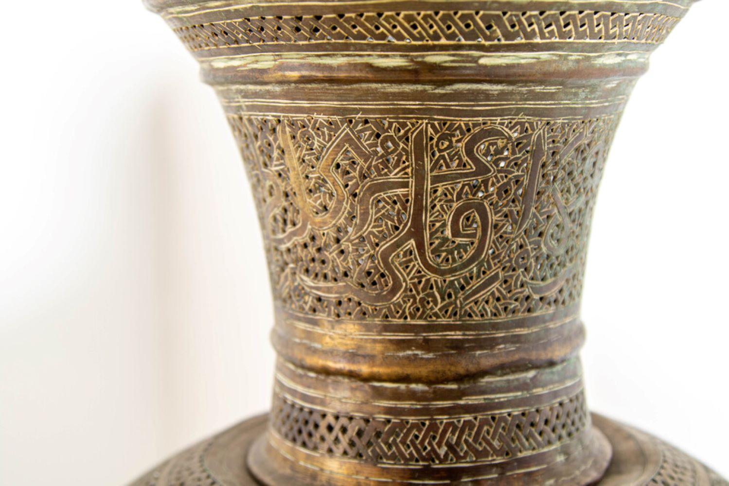Lampadaire moghol islamique du Moyen-Orient ancien en laiton 19ème siècle en vente 2