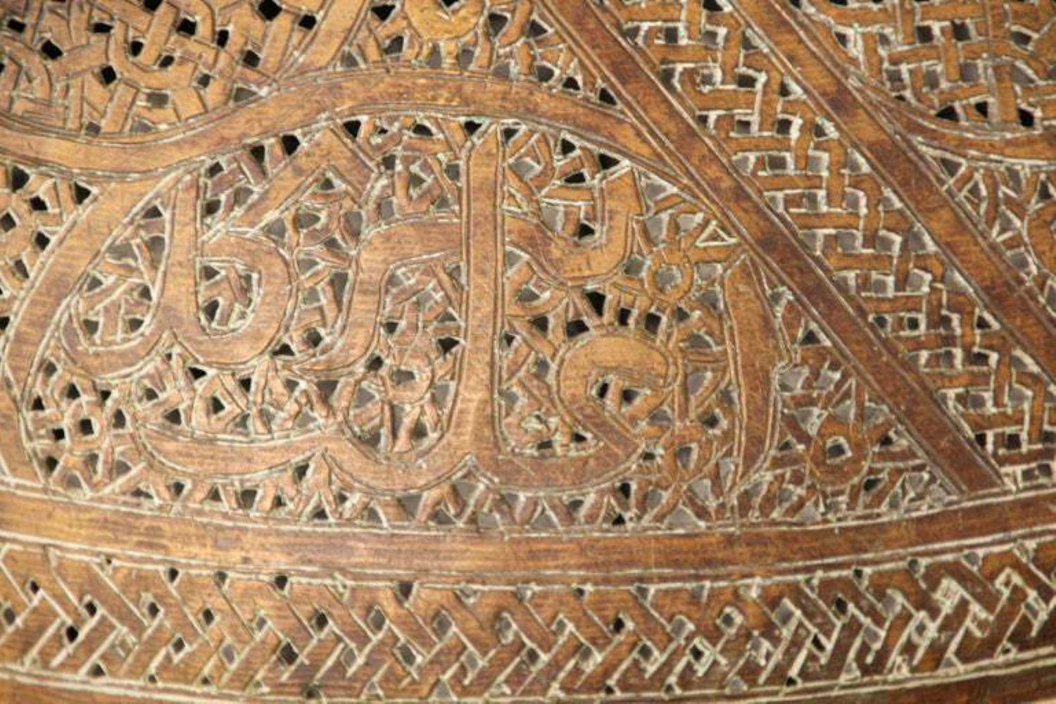 Lampadaire moghol islamique du Moyen-Orient ancien en laiton 19ème siècle en vente 3