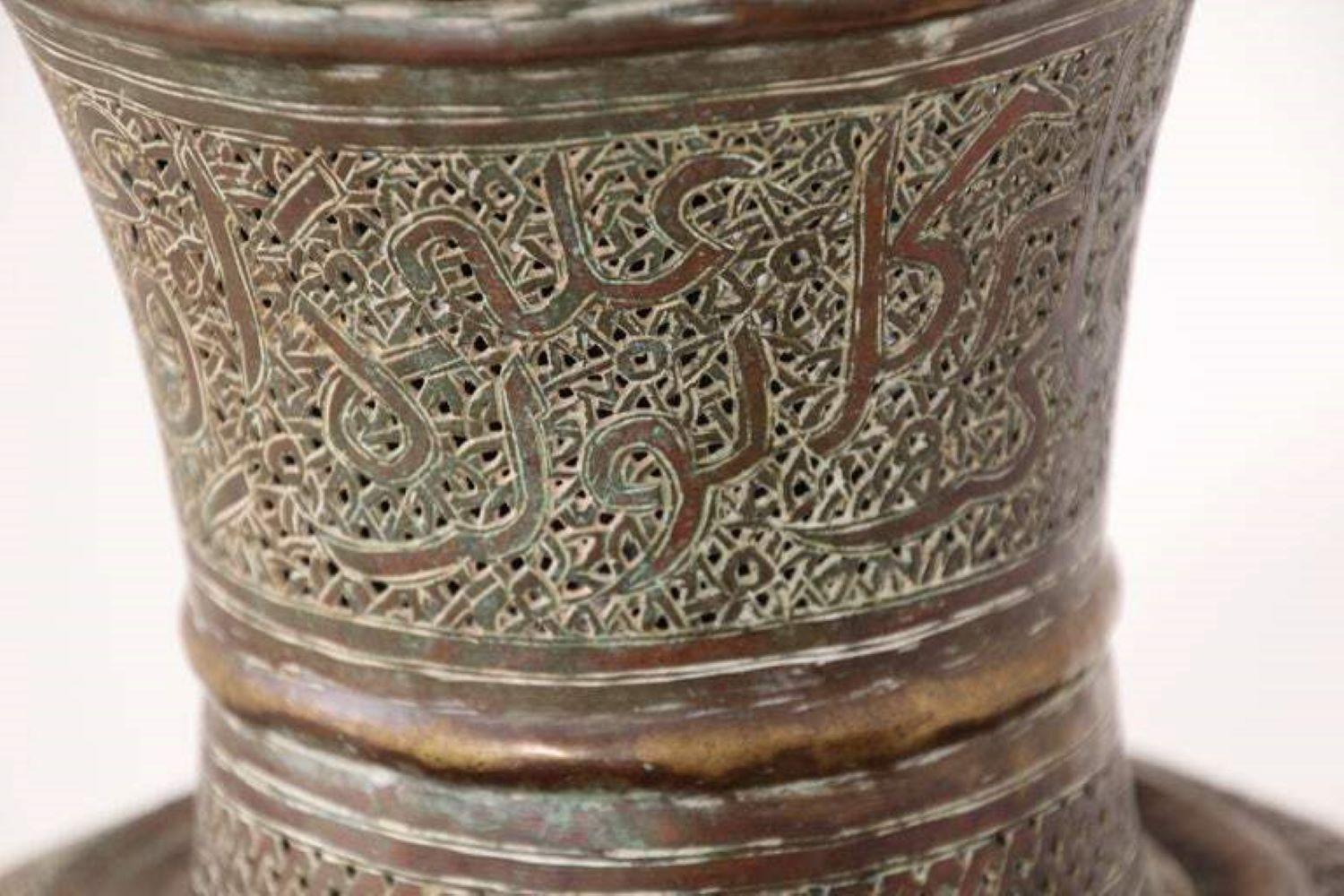 Lampadaire moghol islamique du Moyen-Orient ancien en laiton 19ème siècle en vente 4
