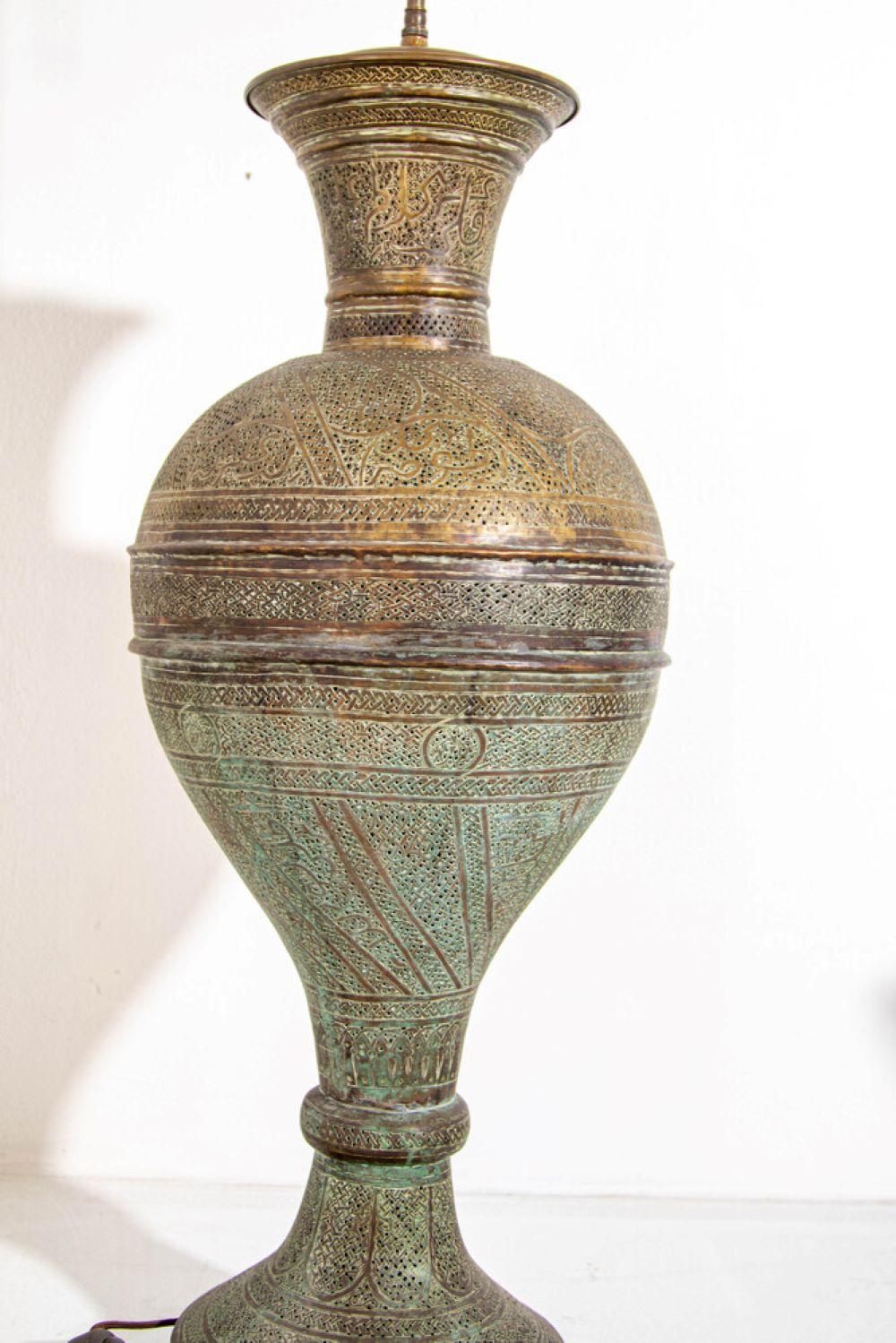 Lampadaire moghol islamique du Moyen-Orient ancien en laiton 19ème siècle en vente 6