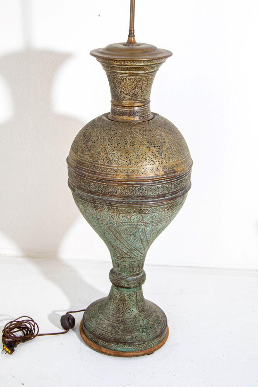 Lampadaire moghol islamique du Moyen-Orient ancien en laiton 19ème siècle en vente 7