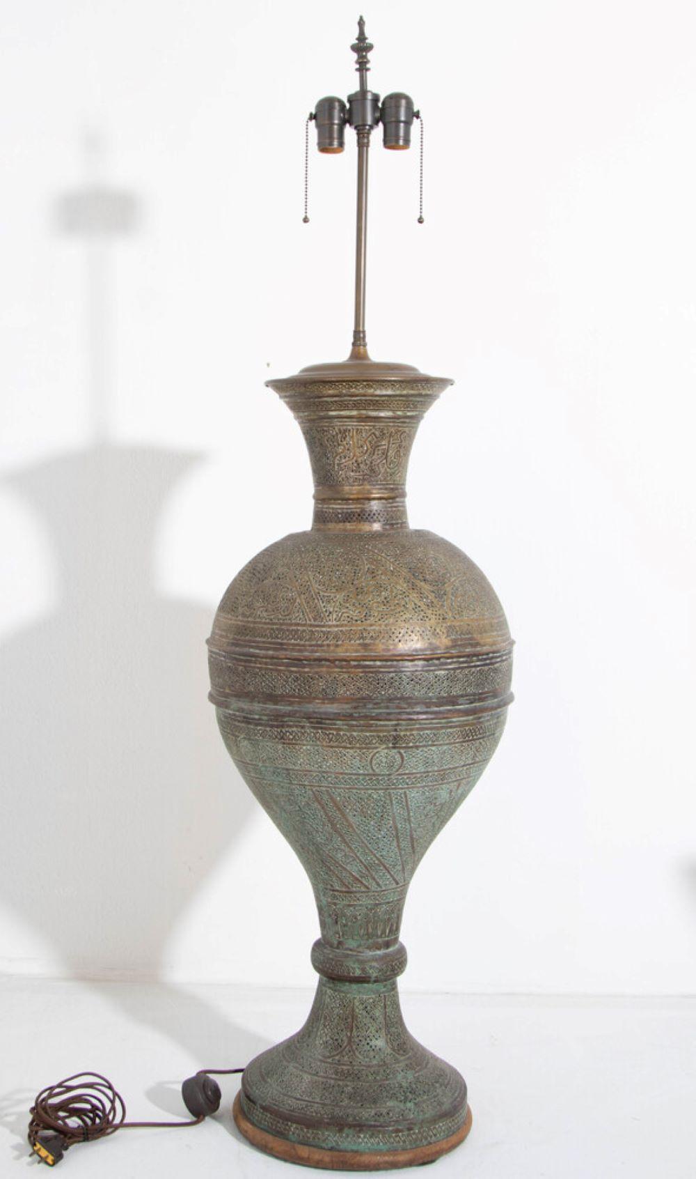 Très beau lampadaire ancien du 19ème siècle de l'Art Islamique en laiton et cuivre avec écriture islamique coufique ajourée et ciselée avec des calligraphies arabes.Lampadaire ou lampe de table mauresque du Moyen-Orient, fabriqué à la main, avec un