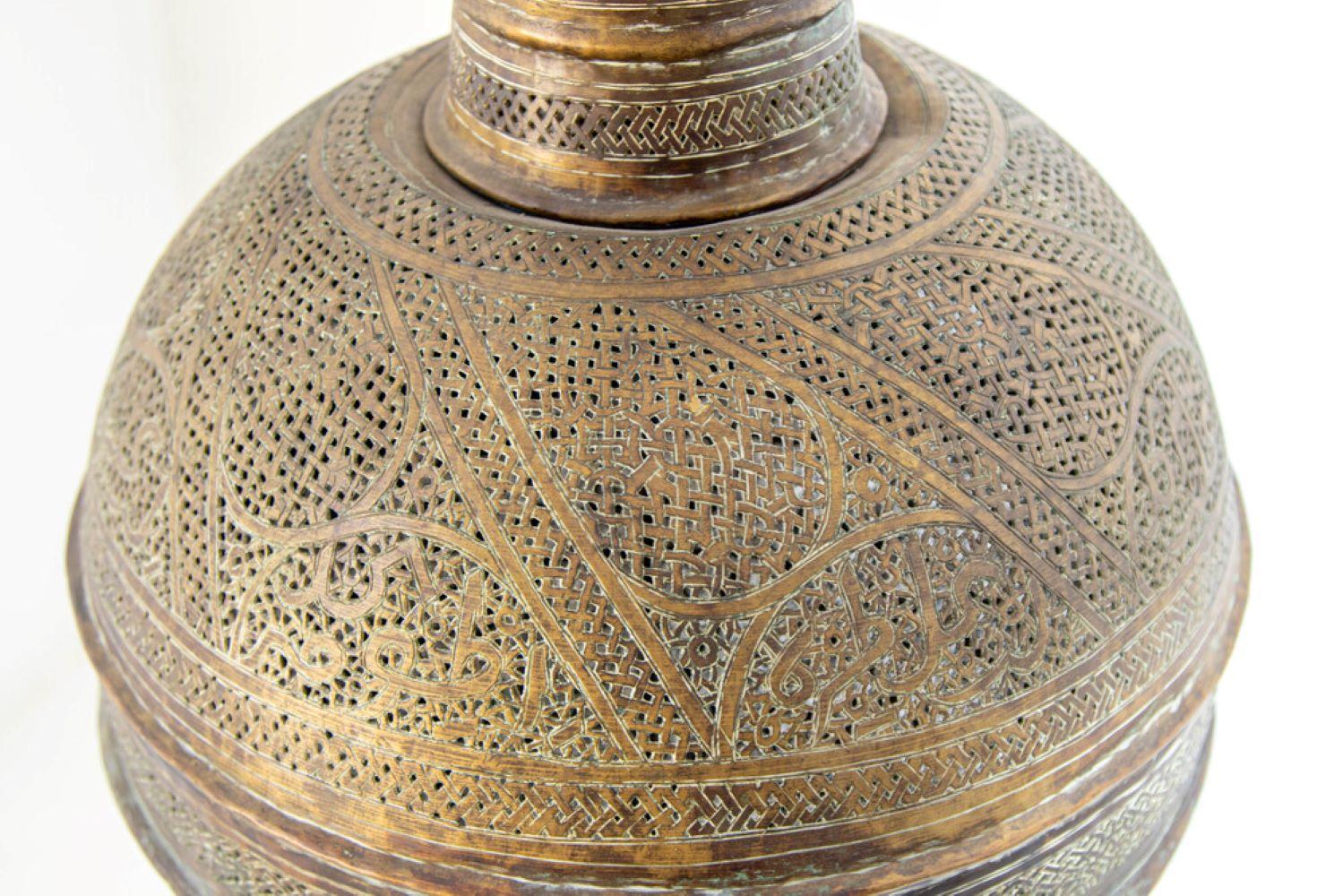 Mauresque Lampadaire moghol islamique du Moyen-Orient ancien en laiton 19ème siècle en vente
