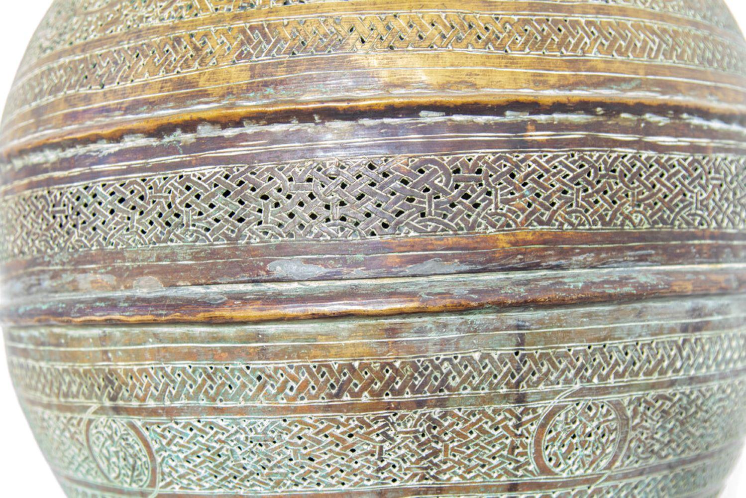 Asiatique Lampadaire moghol islamique du Moyen-Orient ancien en laiton 19ème siècle en vente