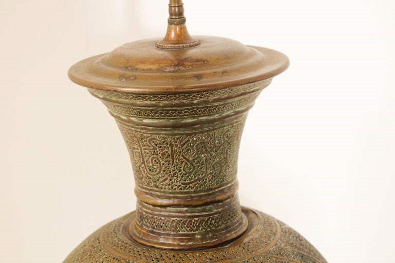 Sculpté à la main Lampadaire moghol islamique du Moyen-Orient ancien en laiton 19ème siècle en vente