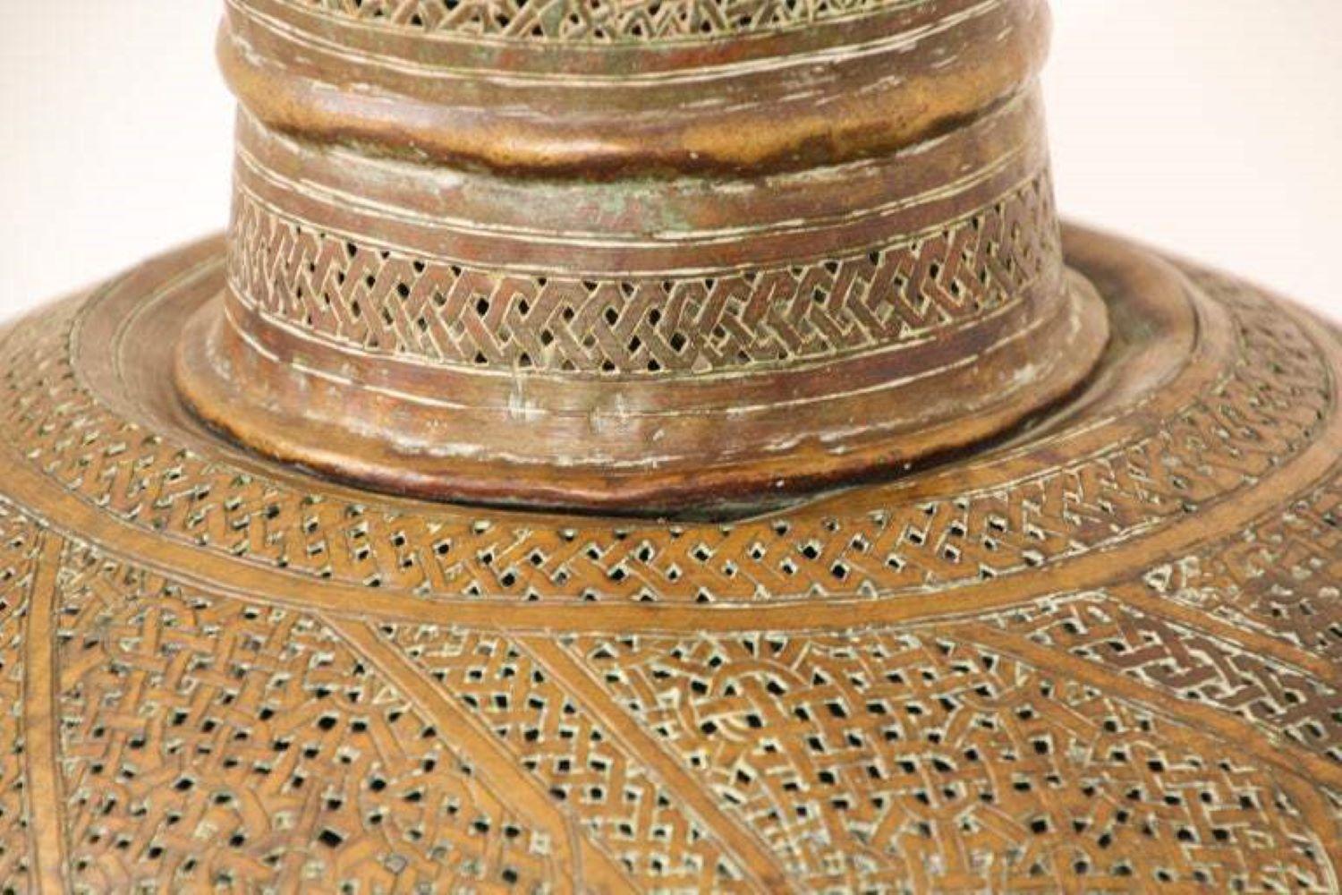 Lampadaire moghol islamique du Moyen-Orient ancien en laiton 19ème siècle Bon état - En vente à North Hollywood, CA