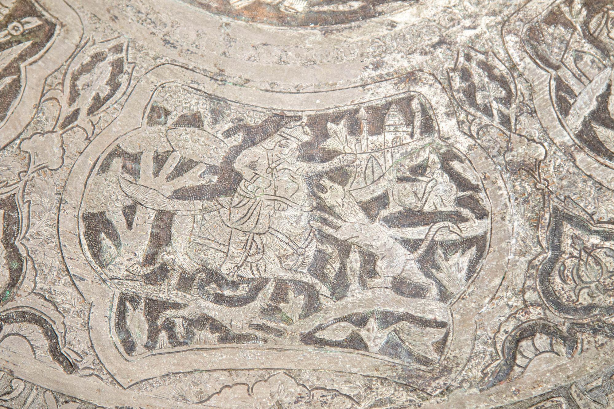 Antike nahöstliche persische Wandbehang Metall Tablett im Angebot 8