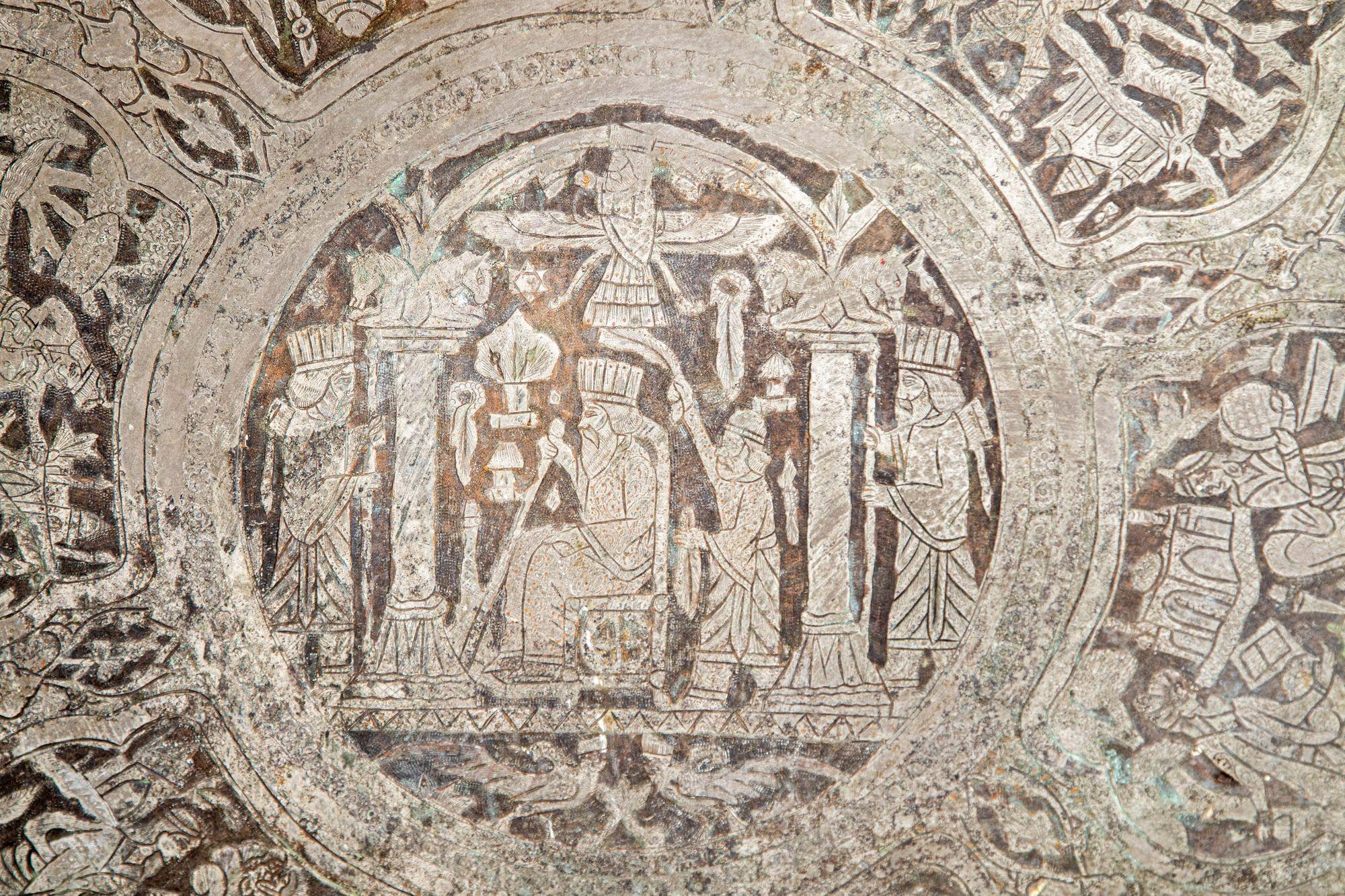 Großes graviertes antikes persisches Wandtablett aus dem Mittleren Osten, Teller.
Ein großes dekoratives Mittelstück aus Metall oder ein Wandbehang. Wunderschöne handgefertigte Handwerkskunst.
Ein feines, großes, schweres, rundes Tablett aus
