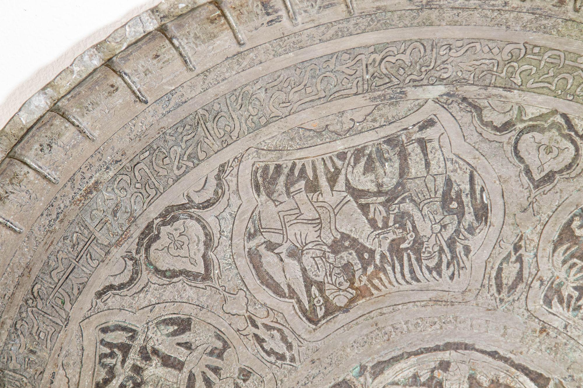 Antike nahöstliche persische Wandbehang Metall Tablett (Asiatisch) im Angebot