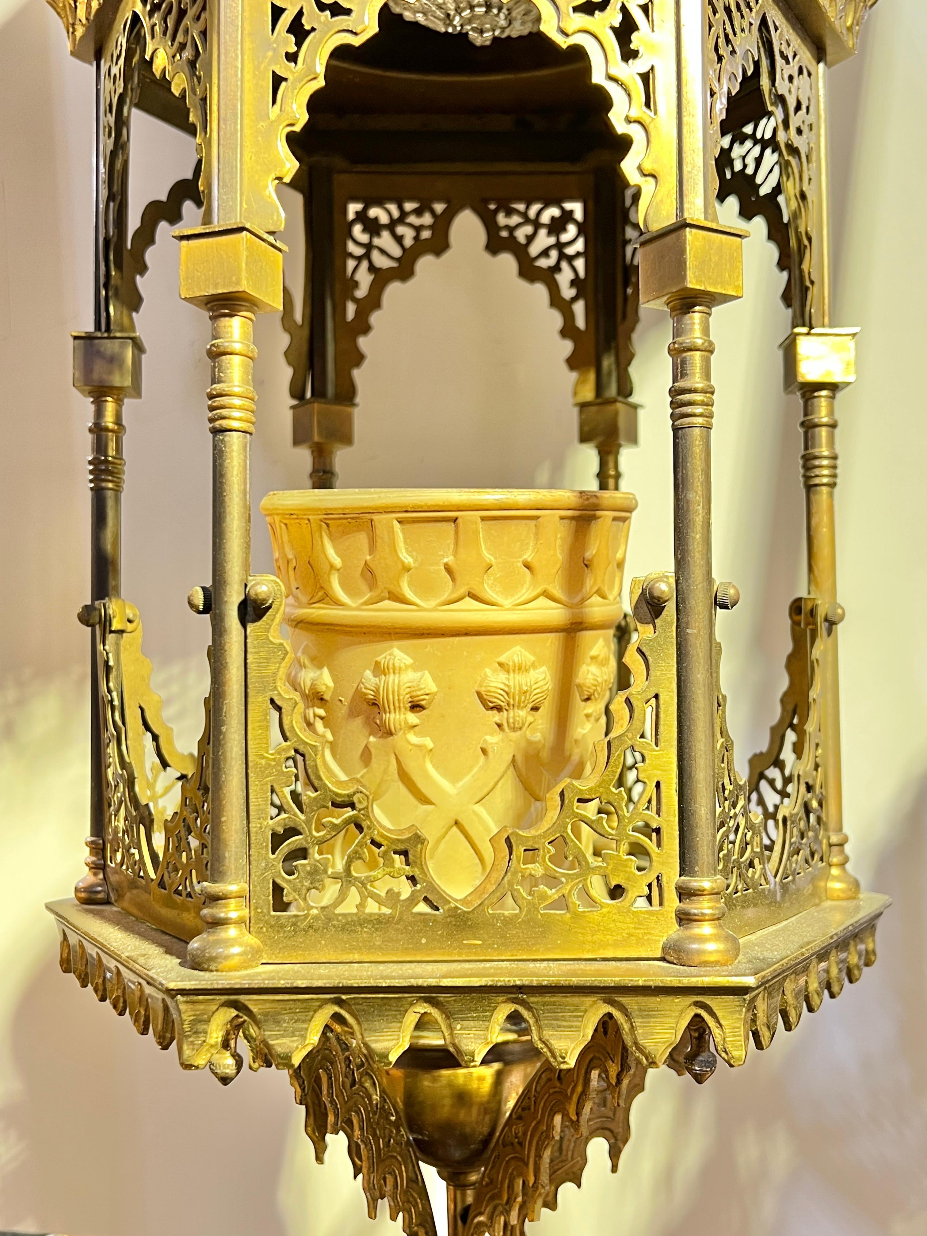 Antiguo farol / lámpara de araña / lámpara colgante de latón enjoyado estilo Oriente Medio Morisco en venta