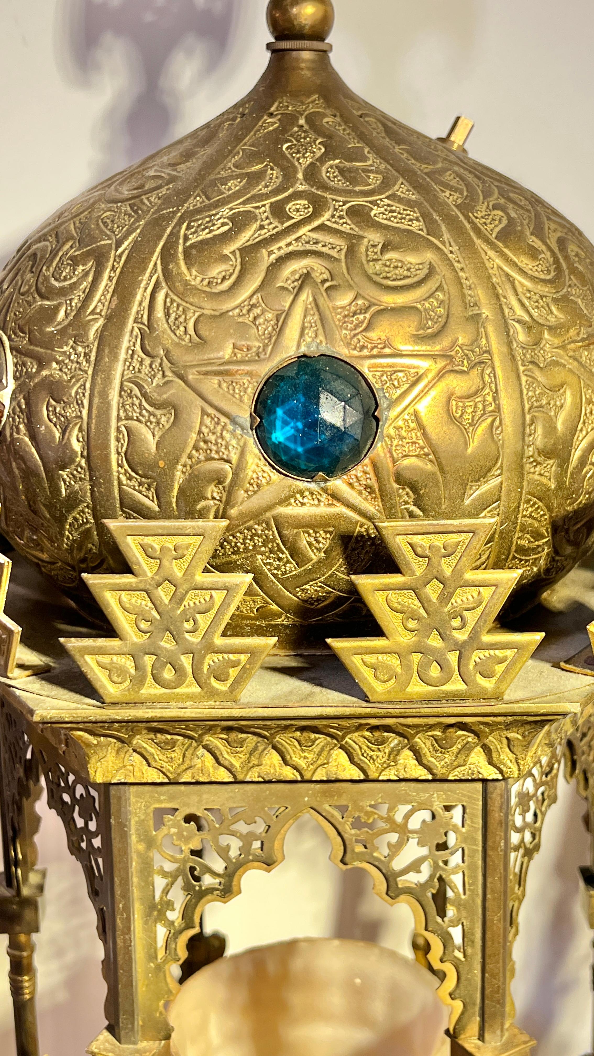 Antiguo farol / lámpara de araña / lámpara colgante de latón enjoyado estilo Oriente Medio siglo XX en venta