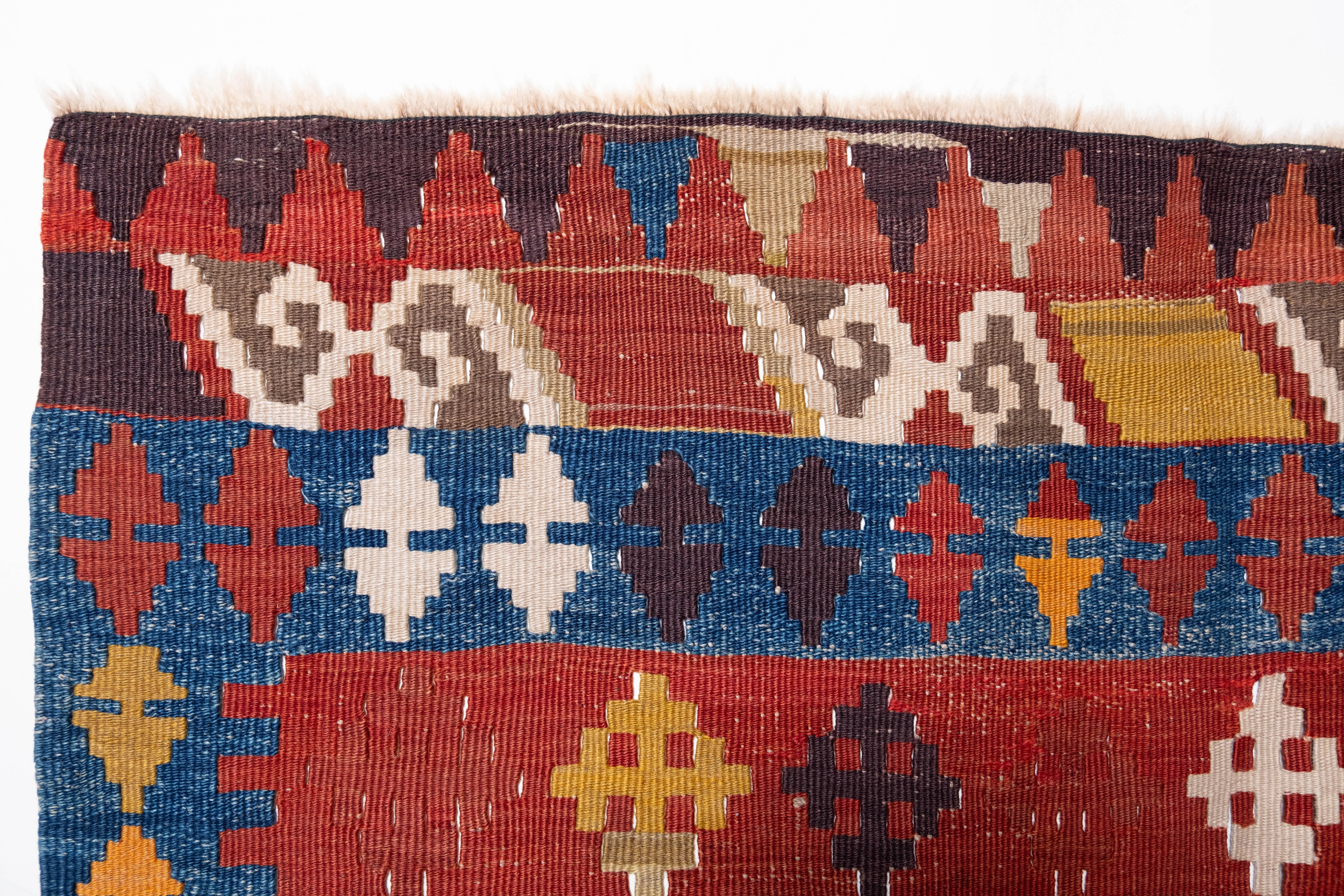 Il s'agit d'un Kilim Mihrab ancien d'Anatolie centrale dont la composition des couleurs est rare et magnifique.

Ce kilim antique de grande collection présente de merveilleuses couleurs et textures particulières, typiques d'un kilim ancien en bon