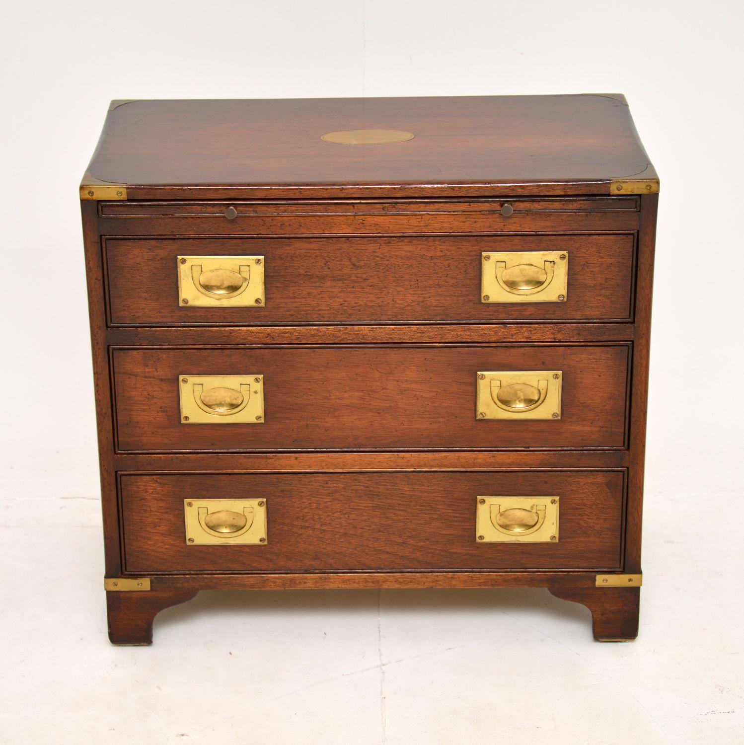 A beautiful antique military campaign chest of drawers in wood. This was made in England, it dates from around the 1950’s.
It is of amazing quality and is a very useful size. It is small and sturdy, with lots of storage space. Due to the height it