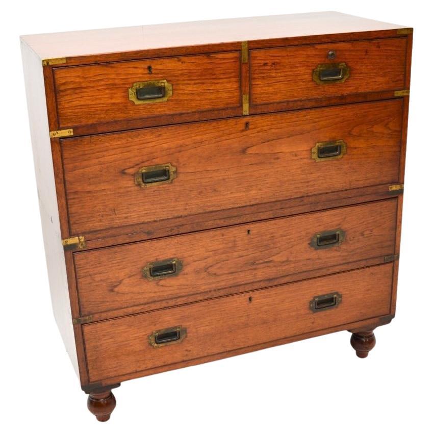 Remarquable commode de campagne militaire ancienne. Elle date des environs de la période 1840-1860.

Il est d'une qualité étonnante et d'une taille très utile, avec beaucoup d'espace de rangement. Le coffre repose sur des pieds joliment tournés et