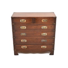 Ancienne commode de style militaire de campagne