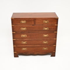 Ancienne commode de style militaire de campagne