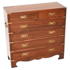 Ancienne commode de style militaire de campagne