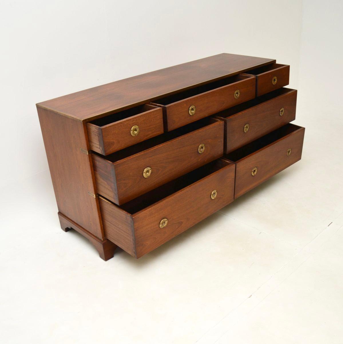 Superbe commode / buffet ancien de style campagne militaire. Il a été fabriqué en Angleterre, il date des années 1930 environ.

Il est d'une qualité exceptionnelle et d'une grande taille, avec beaucoup d'espace de rangement à l'intérieur des six