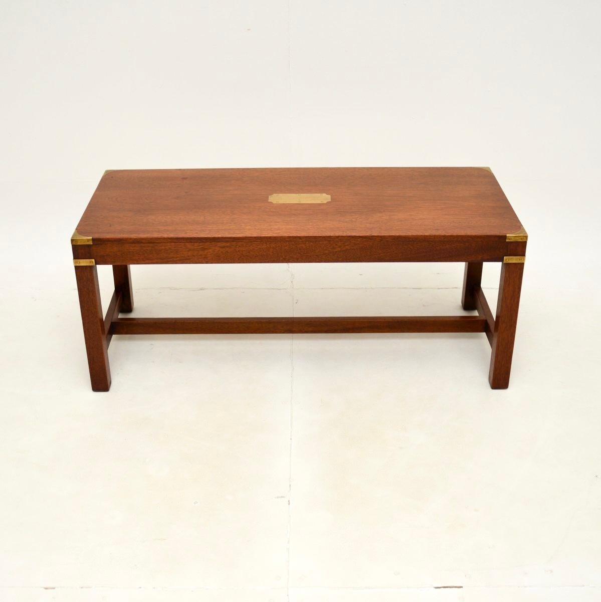 Superbe table basse ancienne de style campagne militaire. Il a été fabriqué en Angleterre, il date des années 1930 environ.

La qualité est exceptionnelle, l'appareil est très bien construit et son design est très élégant. Le bois a une belle