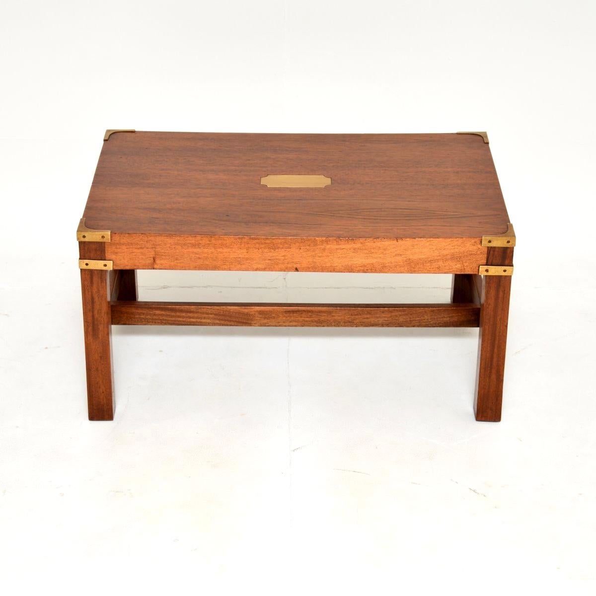 Une table basse de style campagne militaire ancienne, élégante et très bien réalisée. Il a été fabriqué en Angleterre, il date des années 1930 environ.

La qualité est très bonne, la taille est belle et compacte. Le plateau rectangulaire comporte