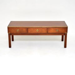 Table basse ancienne de style militaire Campaigner