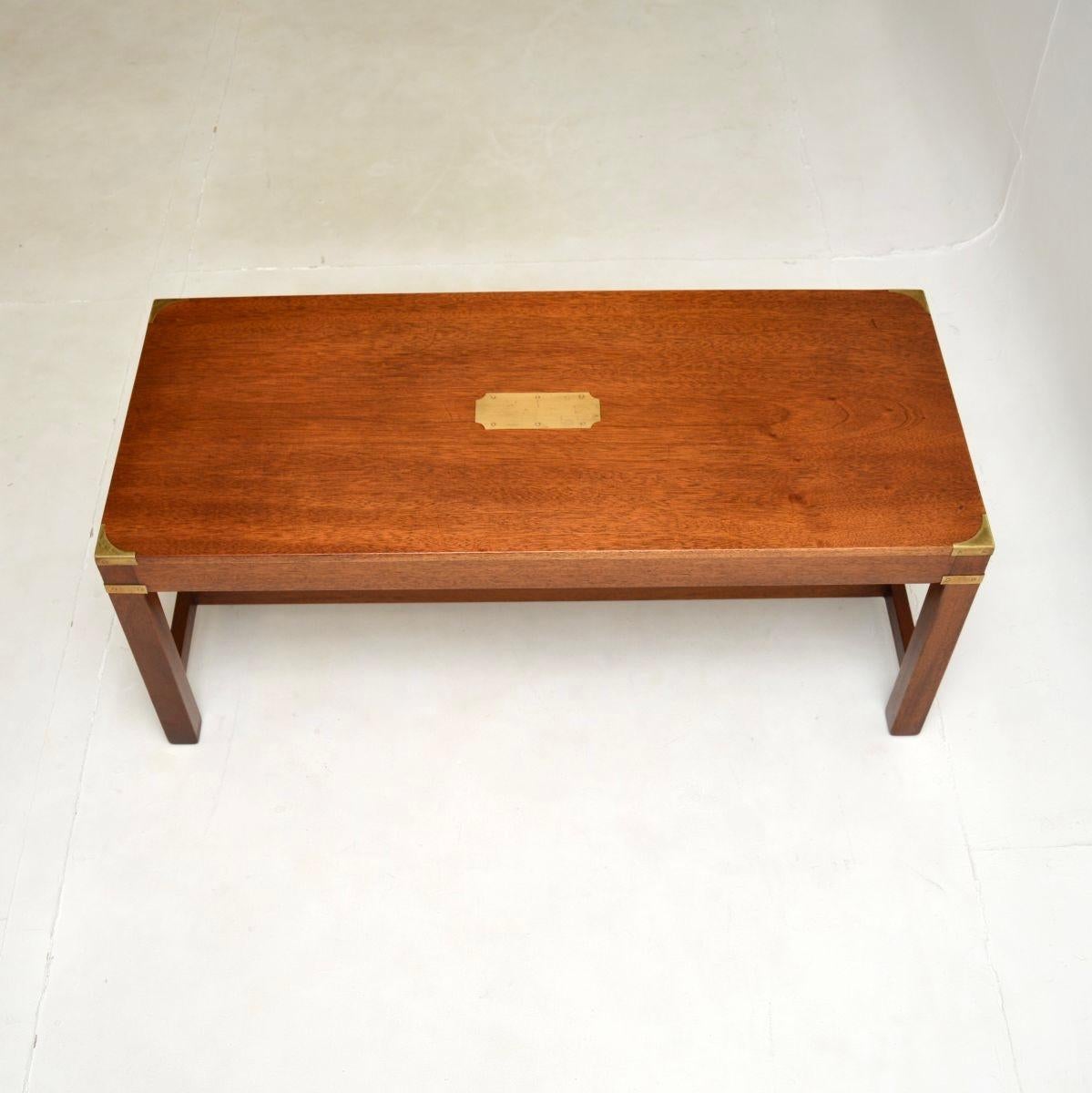 Britannique Table basse ancienne de style militaire Campaigner en vente