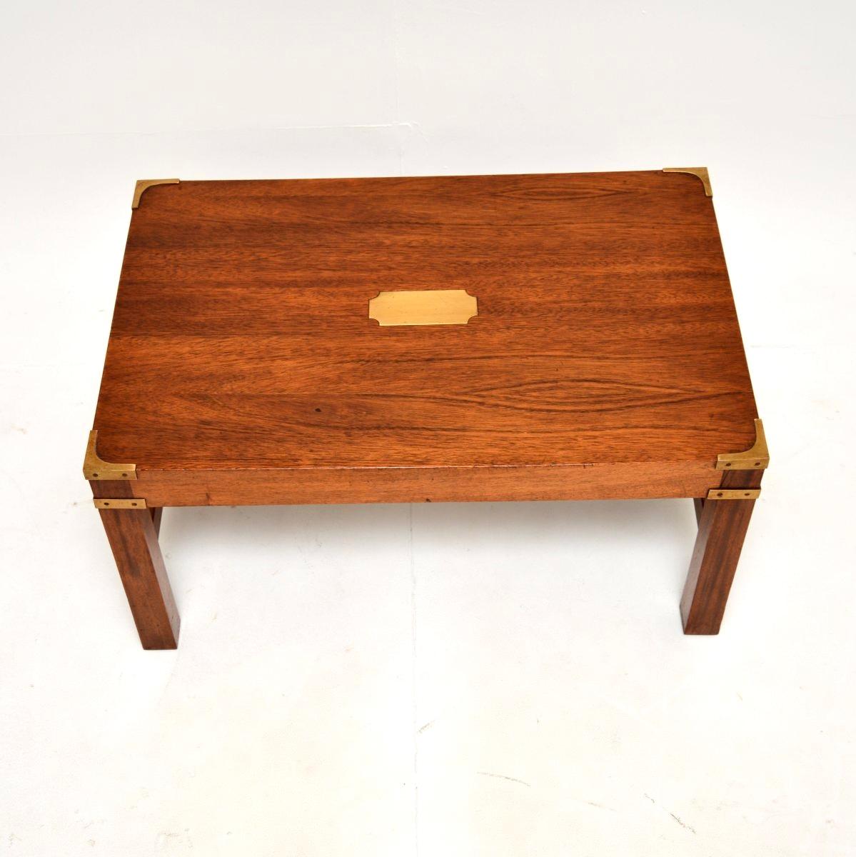 Britannique Table basse ancienne de style militaire Campaigner en vente