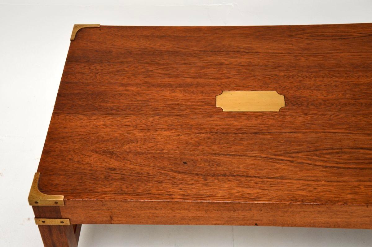 Table basse ancienne de style militaire Campaigner Bon état - En vente à London, GB