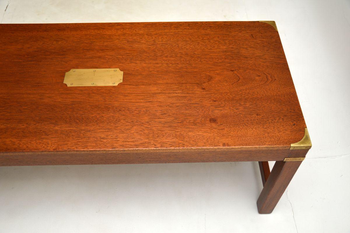 Milieu du XXe siècle Table basse ancienne de style militaire Campaigner en vente
