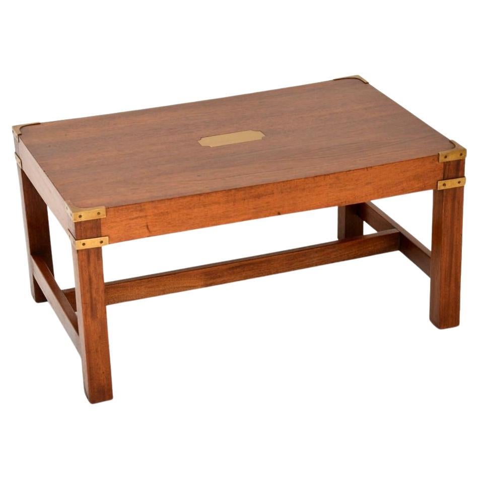 Table basse ancienne de style militaire Campaigner