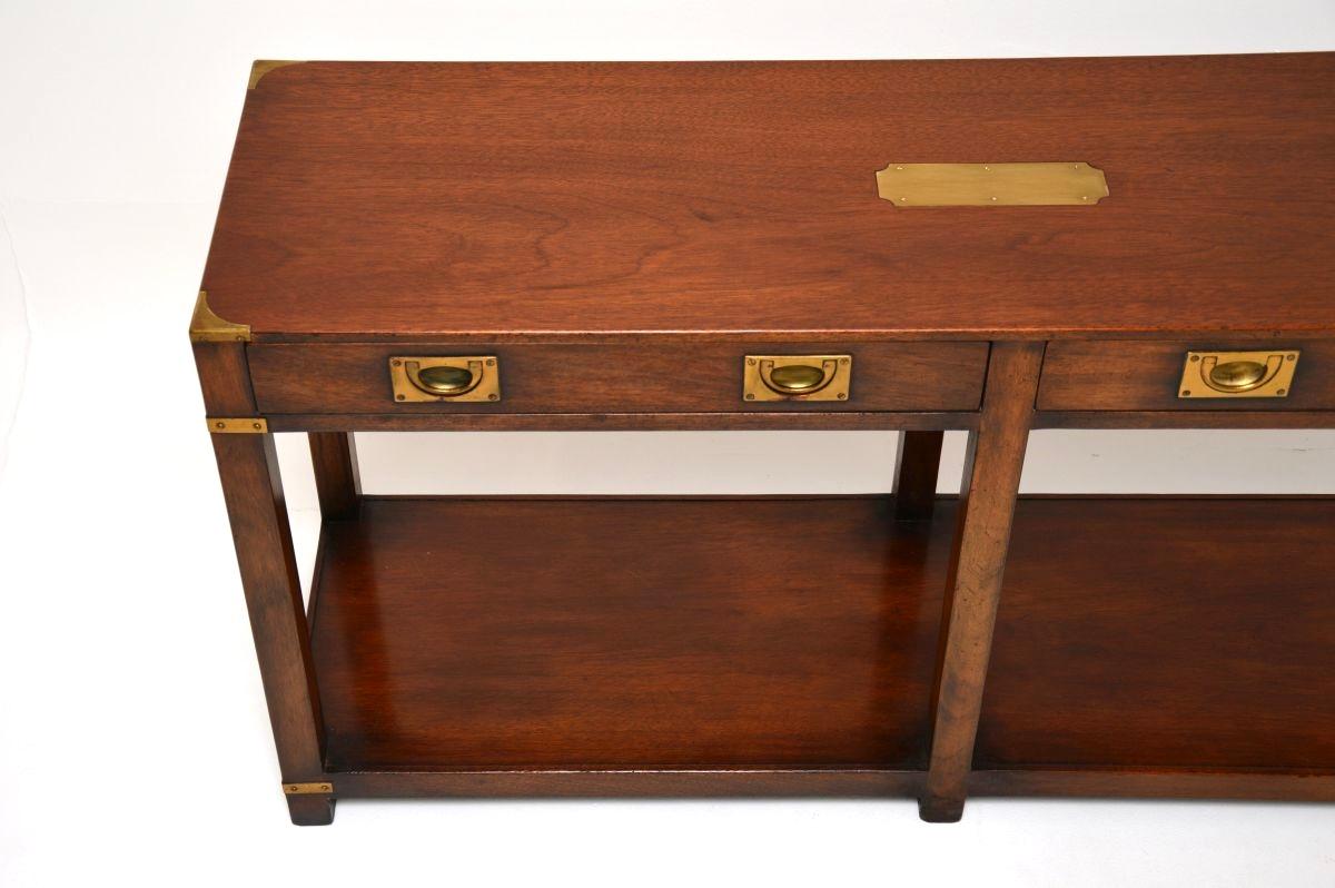 Mesa consola antigua estilo campaña militar mediados del siglo XX en venta